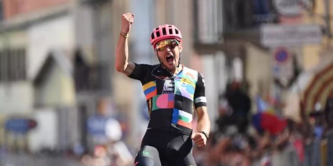 Einheimischer Tagessieger der 18. Giro-Etappe 2021: Alberto Bettiol. Foto: Gian Mattia D'alberto/LaPresse/AP/dpa Einheimischer Tagessieger der 18. Giro-Etappe 2021: Alberto Bettiol. Foto: Gian Mattia D'alberto/LaPresse/AP/dpa