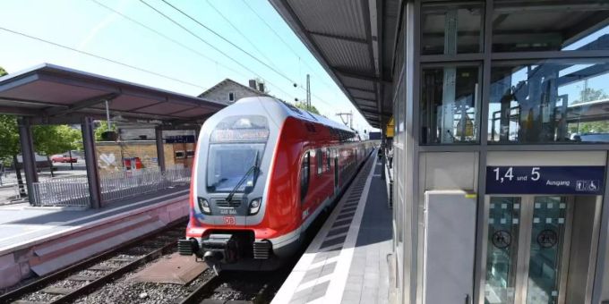 Einen barrierefreien Zugang gibt es noch nicht an allen Bahnhöfen. 111 kleinere und 50 mittelgrosse Stationen sollen nun umgebaut werden. Foto: Arne Dedert/dpa Einen barrierefreien Zugang gibt es noch nicht an allen Bahnhöfen. 111 kleinere und 50 mittelgrosse Stationen sollen nun umgebaut werden. Foto: Arne Dedert/dpa