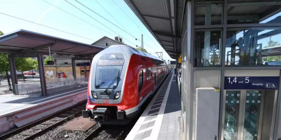Einen barrierefreien Zugang gibt es noch nicht an allen Bahnhöfen. 111 kleinere und 50 mittelgrosse Stationen sollen nun umgebaut werden. Foto: Arne Dedert/dpa