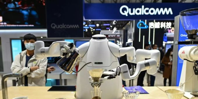 Ein Roboter macht Kaffee auf einer Messe in Shanghai Ein Roboter macht Kaffee auf einer Messe in Shanghai