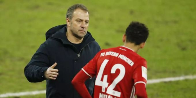 Hält grosse Stücke auf Super-Talent Jamal Musiala: Bayern-Coach Hansi Flick. Foto: Leon Kuegeler/Reuters/Pool/dpa Hält grosse Stücke auf Super-Talent Jamal Musiala: Bayern-Coach Hansi Flick. Foto: Leon Kuegeler/Reuters/Pool/dpa