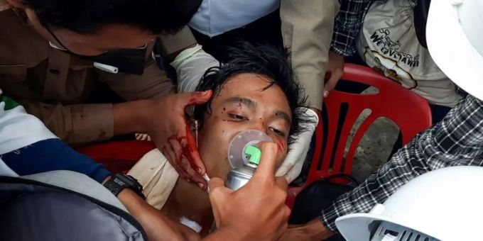 Sanitäter in Dawei behandeln einen verletzten Demonstranten. Sanitäter in Dawei behandeln einen verletzten Demonstranten.