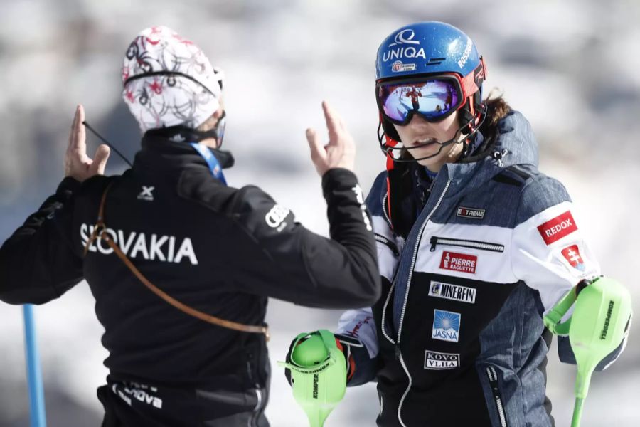 Petra Vlhová diskutiert mit ihrem Coach Livio Magoni.