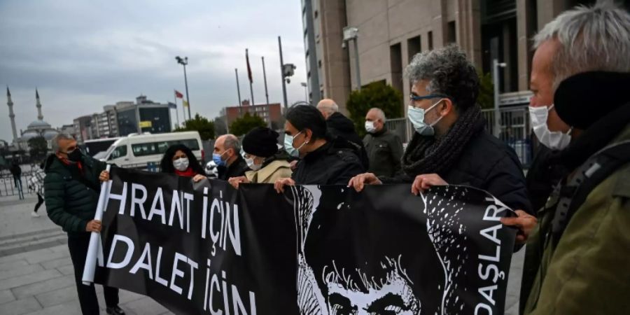 Demonstration vor dem Gericht in Istanbul