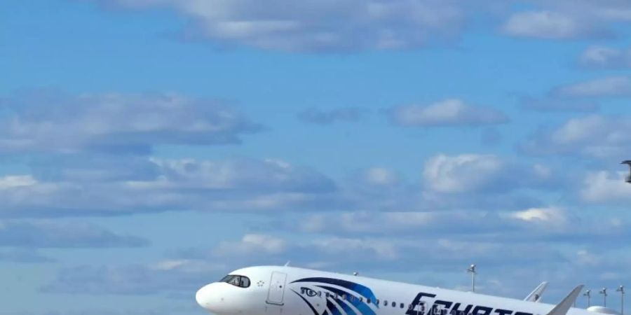 Ein Airbus A 320 neo der Fluggesellschaft EgyptAir auf der Startbahn Süd des Flughafens Berlin Brandenburg „Willy Brandt“. Foto: Soeren Stache/dpa-Zentralbild/dpa