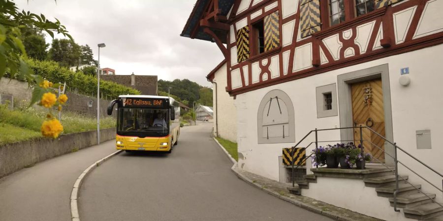 Postautodurchfahrt vor einem Fachwerkhaus in Eglisau.