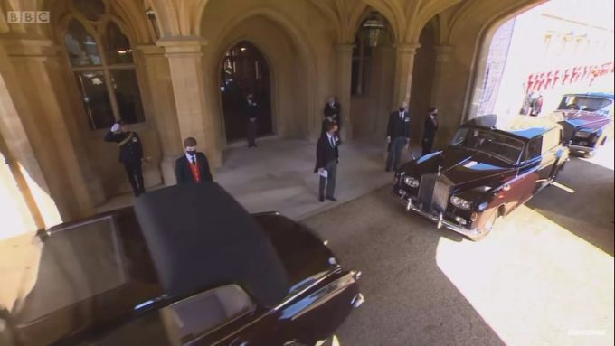 Die Autos der Gäste fahren zur St George's Chapel. autos