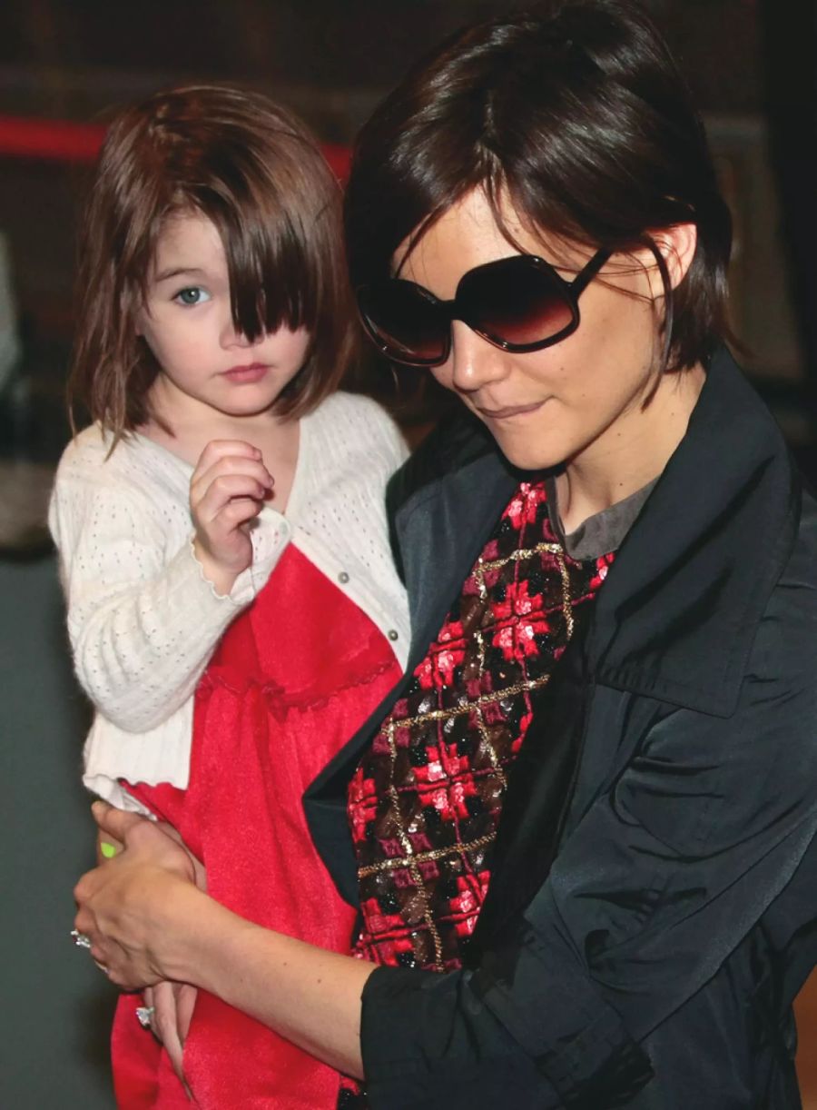 Katie Holmes mit Suri in Tokio im Jahr 2009.