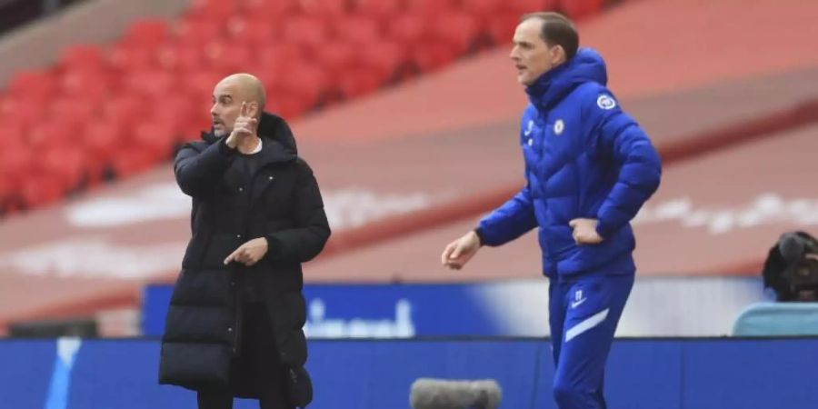 Pep Guardiola (l), Trainer von Manchester City, und Thomas Tuchel, Trainer von FC Chelsea, coachen von der Seitenlinie ihre Mannschaft. Foto: Adam Davy/Pool PA/AP/dpa