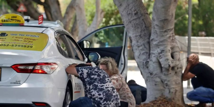 Menschen gehen in Aschkelon vor Raketen in Deckung