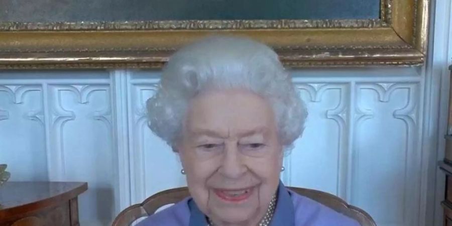 Queen Elizabeth II. beim Videotelefonat mit der Royal Life Saving Society auf Schloss Windsor. Foto: -/Buckingham Palace/AP/dpa