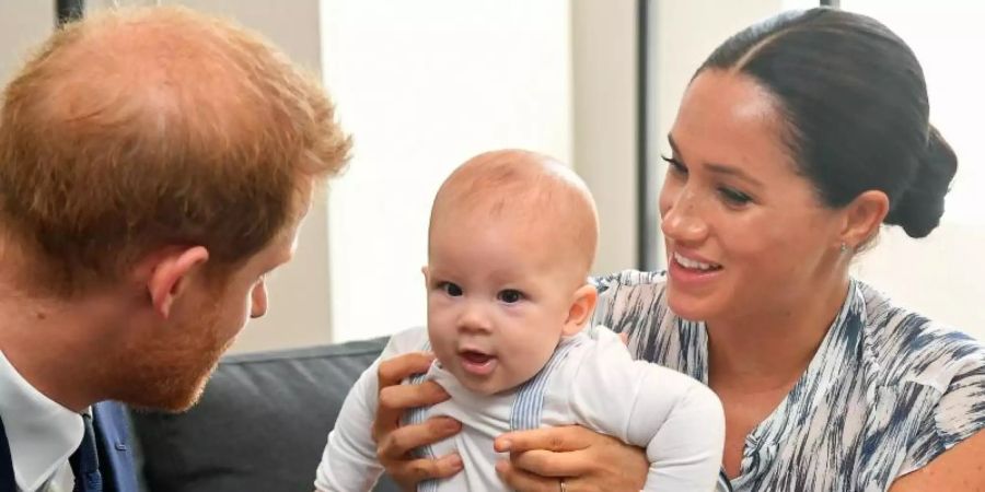 Harry und Meghan mit dem kleinen Archie, der jetzt zwei Jahre alt geworden ist. Foto: Toby Melville/PA Wire/dpa