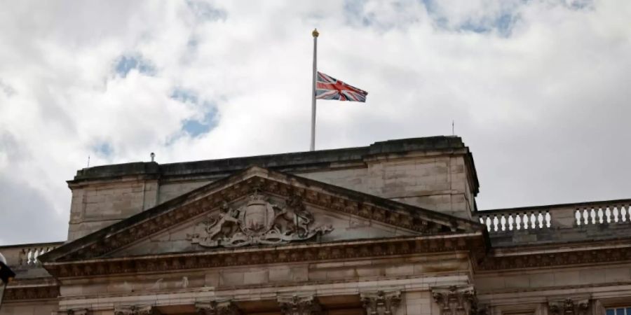 Union Jack auf Halbmast über dem Buckingham-Palast