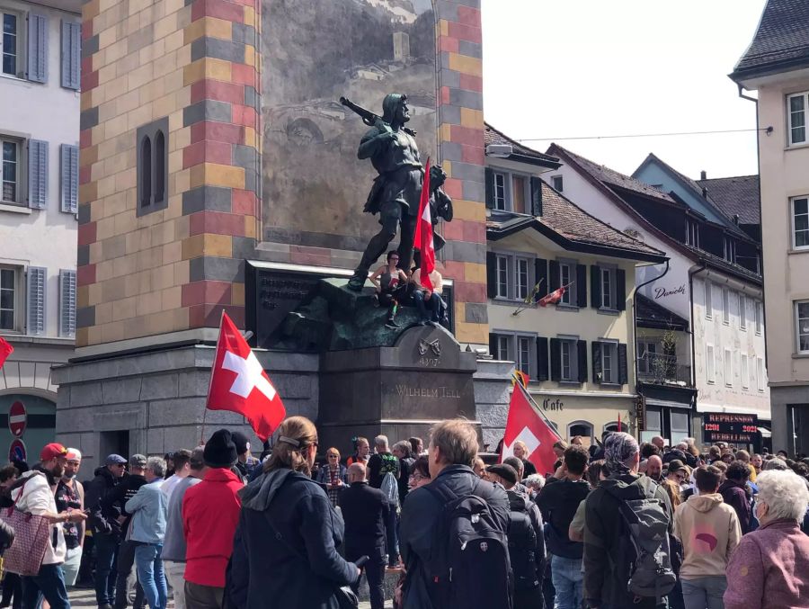 Zwischenzeitlich zog sich die Polizei zurück.