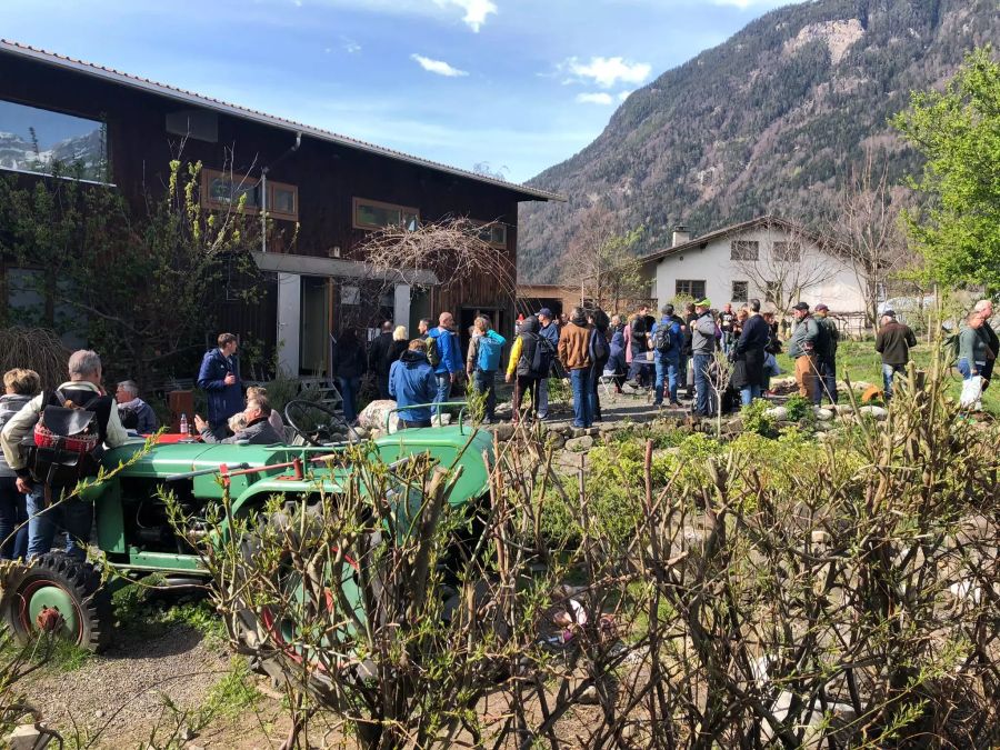 Die Demonstranten versammeln sich in Altdorf UR auf dem Gelände eines Bauernhofs.