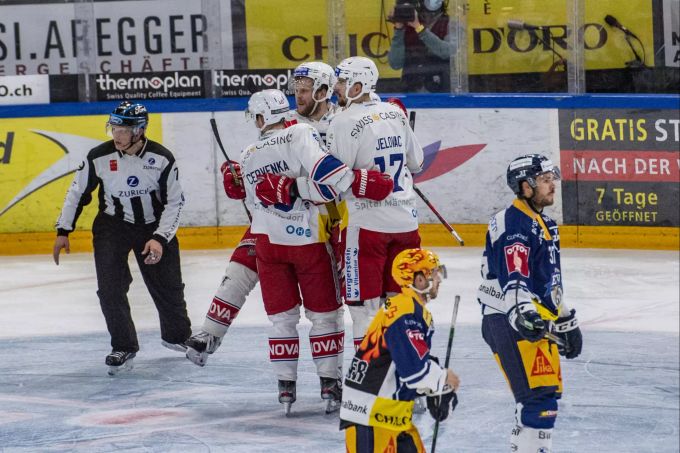 Die Rapperswiler feiern ihren ersten Sieg in der Halbfinal-Serie gegen den EV Zug. EV Zug