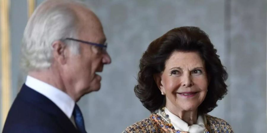 Ein Lächeln für den König: Carl Gustaf und Königin Silvia. Foto: Anders Wiklund/TT News Agency/AP/dpa