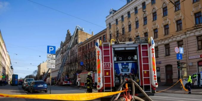 Feuerwehreinsatz nach Brand in Hostel in Riga. feuerwehr