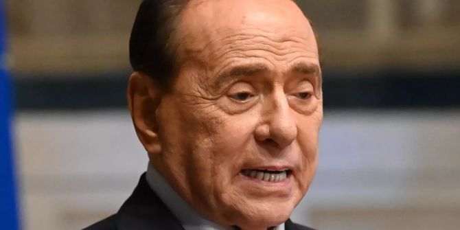 Berlusconi zur Untersuchung im Krankenhaus