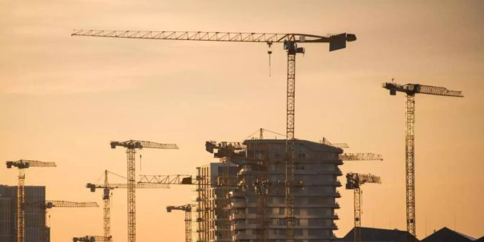 Die Sonne leuchtet am Morgen in der HafenCity Gebäude und Baukräne an. Die Konjunkturexperten beobachten eine zunehmende Spaltung der deutschen Wirtschaft. Foto: Daniel Bockwoldt/dpa Die Sonne leuchtet am Morgen in der HafenCity Gebäude und Baukräne an. Die Konjunkturexperten beobachten eine zunehmende Spaltung der deutschen Wirtschaft. Foto: Daniel Bockwoldt/dpa