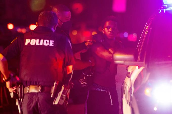 Polizisten nehmen einen Mann fest, der sich nach der Ausgangssperre draussen aufhält. Miami Beach verhängt Notstand
