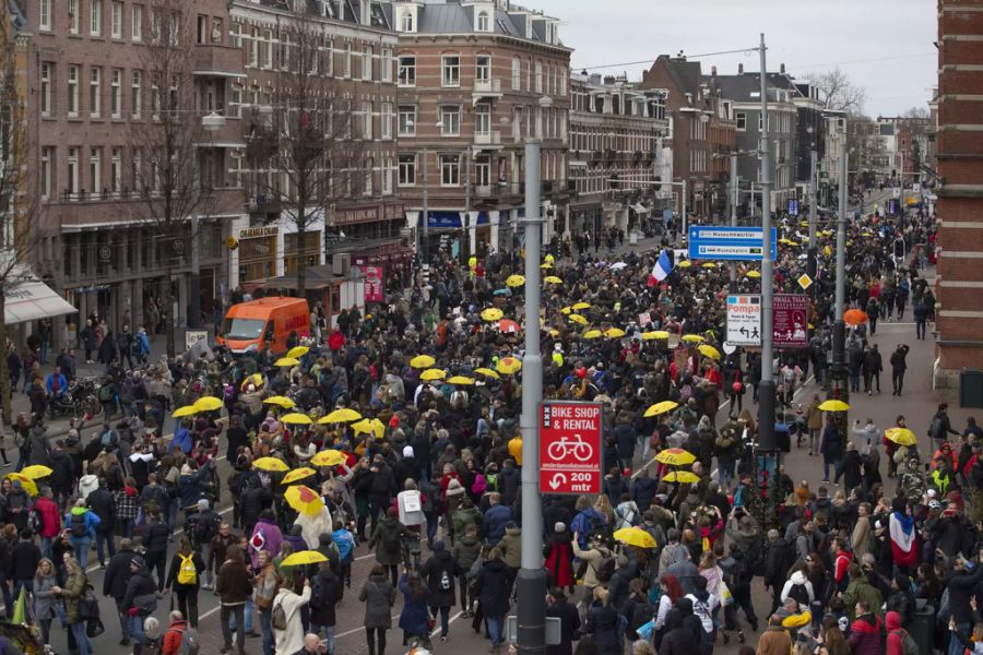 Zu der unbewilligten Demonstration in Amsterdam fanden sich zahlreiche Teilnehmer ein.