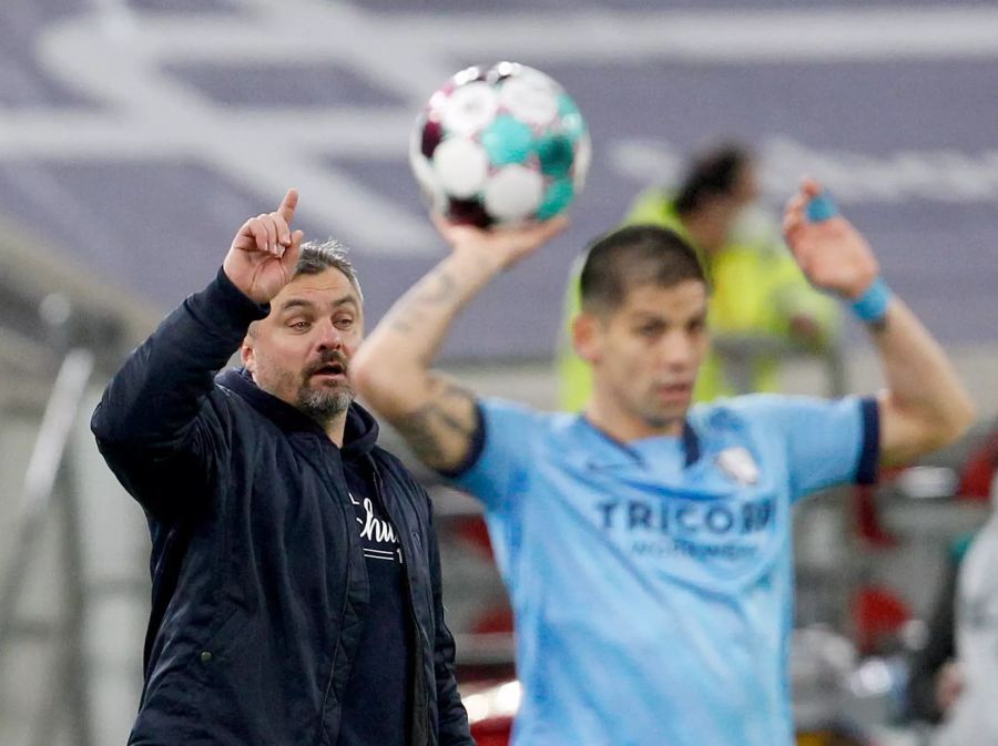 VfL-Trainer Thomas Reis gibt seinen Spielern Anweisungen von der Seitenlinie.