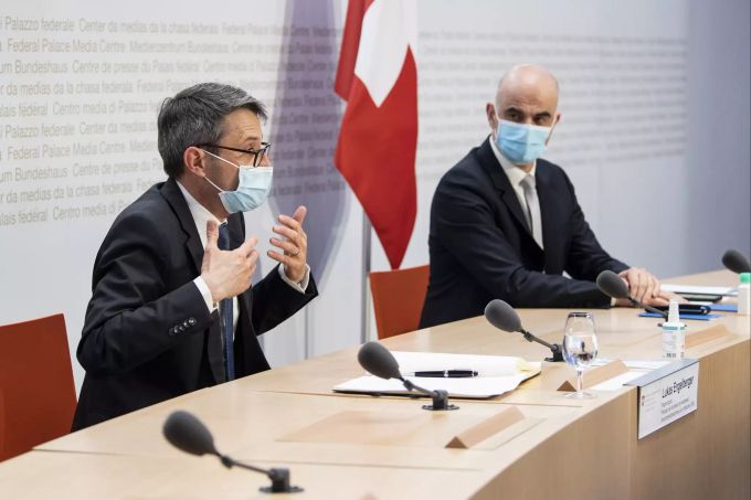 Bundesrat Alain Berset, rechts, und Lukas Engelberger, Präsident der Konferenz der kantonalen Gesundheitsdirektorinnen und -direktoren (GDK) sprechen an einer Medienkonferenz zur Covid Pandemie.