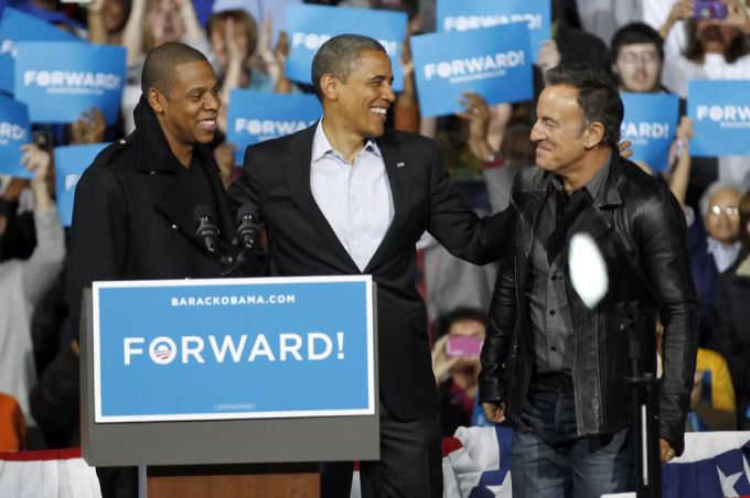 Jay-Z, Präsident Barack Obama und Bruce Springsteen lächeln während einer Wahlkampfveranstaltung in der Nationwide Arena 2012. bruce springsteen barack obama
