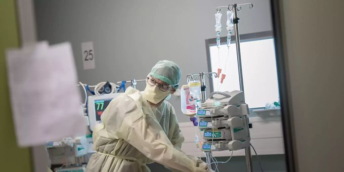 Ein Arzt in der Intensivstation des Regionalspitals La Carità in Locarno TI kümmert sich im April 2020 um einen Corona-Patienten. (Archivbild) Ein Arzt in der Intensivstation des Regionalspitals La Carità in Locarno TI kümmert sich im April 2020 um einen Corona-Patienten. (Archivbild)
