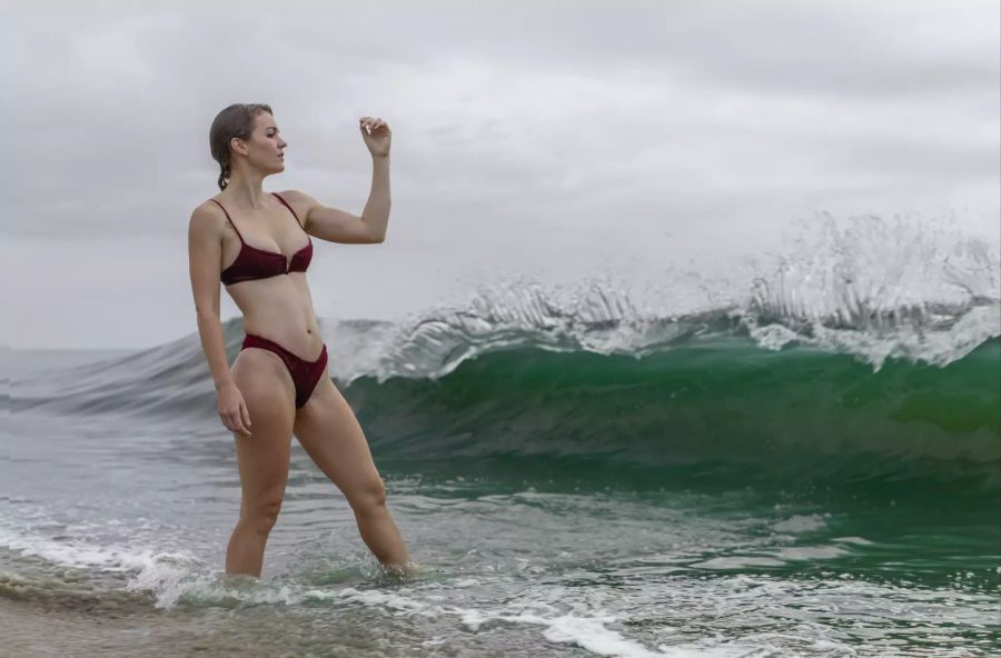 Frau im Bikini.