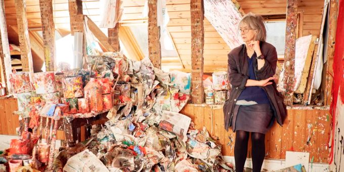 Rose Wylie in ihrem Atelier.