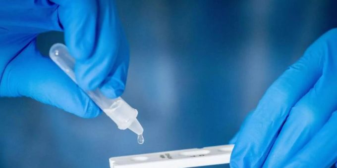 Bislang war für Schnelltests medizinisch geschultes Personal erforderlich, jetzt gibt es die ersten Sonderzulassungen für Selbsttests für Laien. Foto: Kay Nietfeld/dpa Bislang war für Schnelltests medizinisch geschultes Personal erforderlich, jetzt gibt es die ersten Sonderzulassungen für Selbsttests für Laien. Foto: Kay Nietfeld/dpa