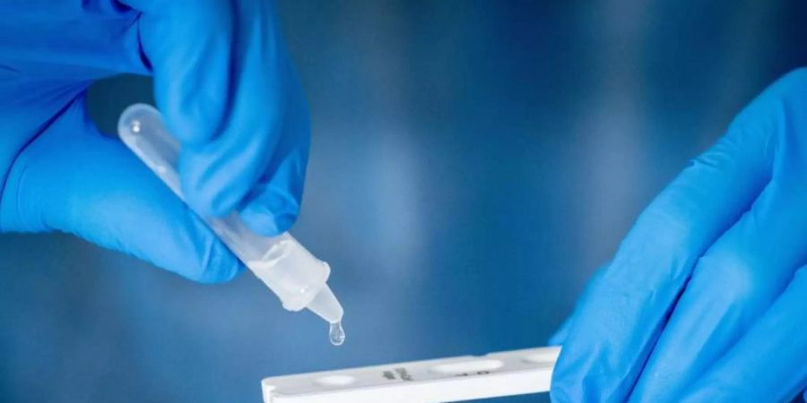 Bislang war für Schnelltests medizinisch geschultes Personal erforderlich, jetzt gibt es die ersten Sonderzulassungen für Selbsttests für Laien. Foto: Kay Nietfeld/dpa