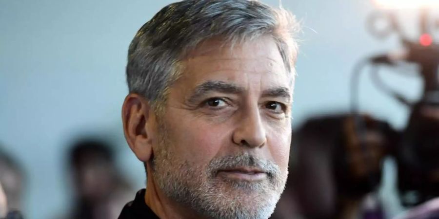 George Clooney hantiert in Corona-Zeiten mit einem Haarschneidegerät. Foto: Ian West/PA Wire/dpa