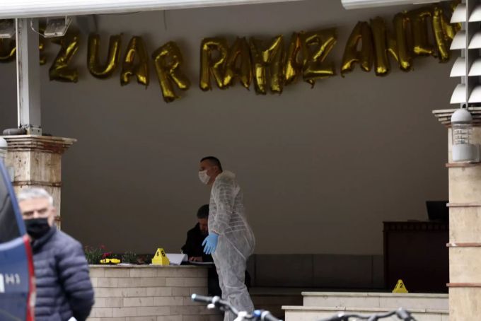 Ein Polizist untersucht den Bereich vor der Dine-Hoxha-Moschee nach einem Messerangriff in Tirana, Albanien am Montag, 19. April 2021. Messerattacke in Albanien