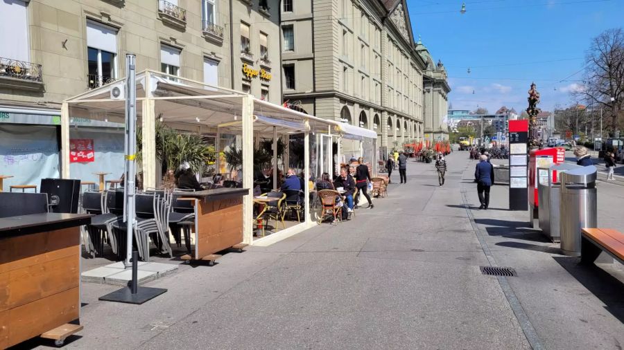 Die Cuba Bar am Kornhausplatz in Bern bedient die Gäste auf einer überdachten Terrasse.