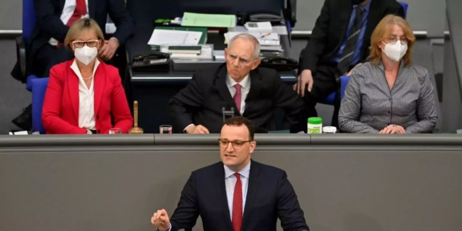 Spahn verteidigt im Bundestag bundesweite Notbremse