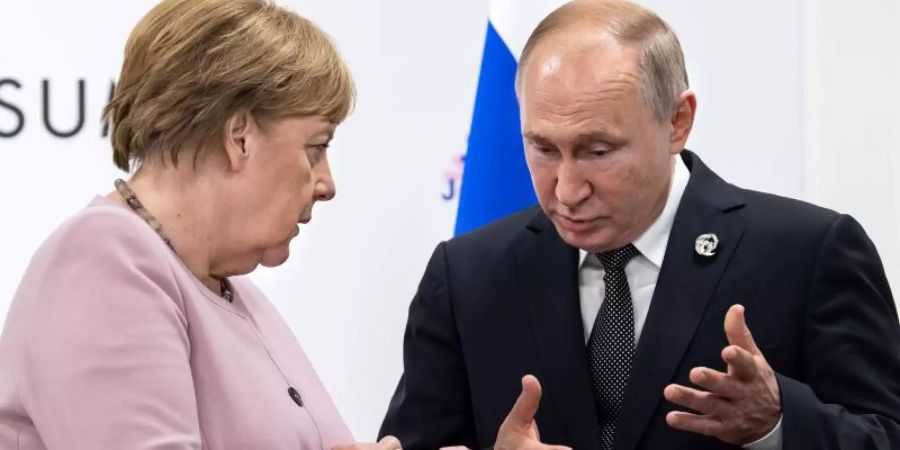 Bundeskanzlerin Angela Merkel und Kremlchef Wladimir Putin bei einem Treffen im Juni 2019. Foto: Bernd von Jutrczenka/dpa/Archiv