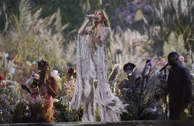 Jennifer Lopez performte vor einem pompösen Bühnenbild beim «Vax Live»-Konzert. prinz harry