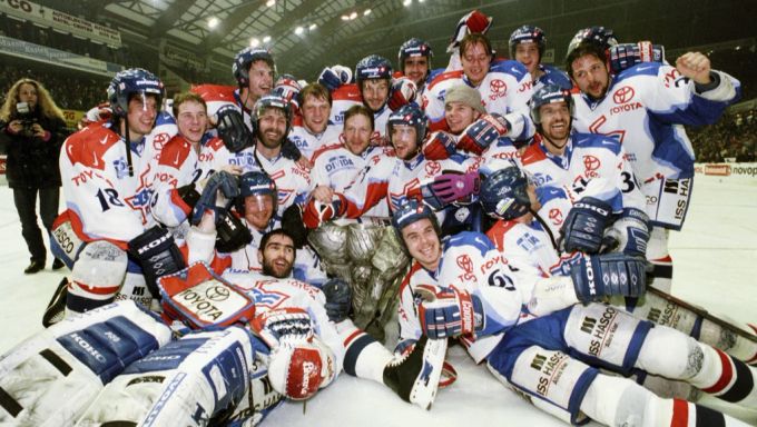 Klotens Meistermannschaft 1996 nach dem letzten Spiel in der Finalserie in Bern. Meister Kloten National League