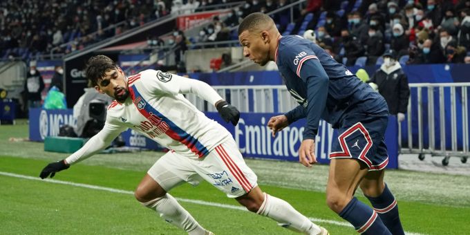 Lucas Paqueta (l) im Einsatz für Olympique Lyon gegen Kylian Mbappe von Paris Saint-Germain. (Laurent Cipriani/AP/dpa) west ham united