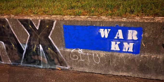 Pussy Riot verhaftet - Anti-Kriegs-Graffiti schon wieder entfernt!