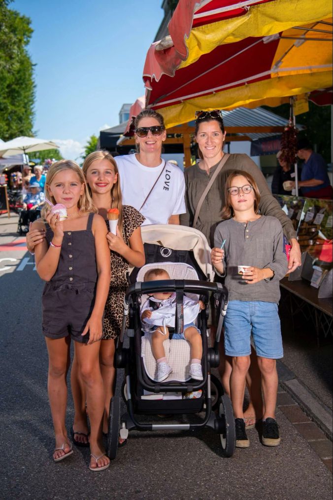 Die Familien Hollfelder und Facher aus Feldmeilen schlenderten gemeinsam über den Markt.