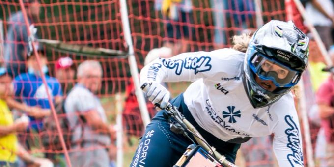 Camille Balanche gewinnt den Gesamtweltcup im Downhill. Downhill