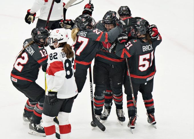 Die Kanadierinnen feiern ein Tor im Halbfinal der Hockey-WM gegen die Schweiz. Kanada Schweiz Hockey-WM Halbfinal