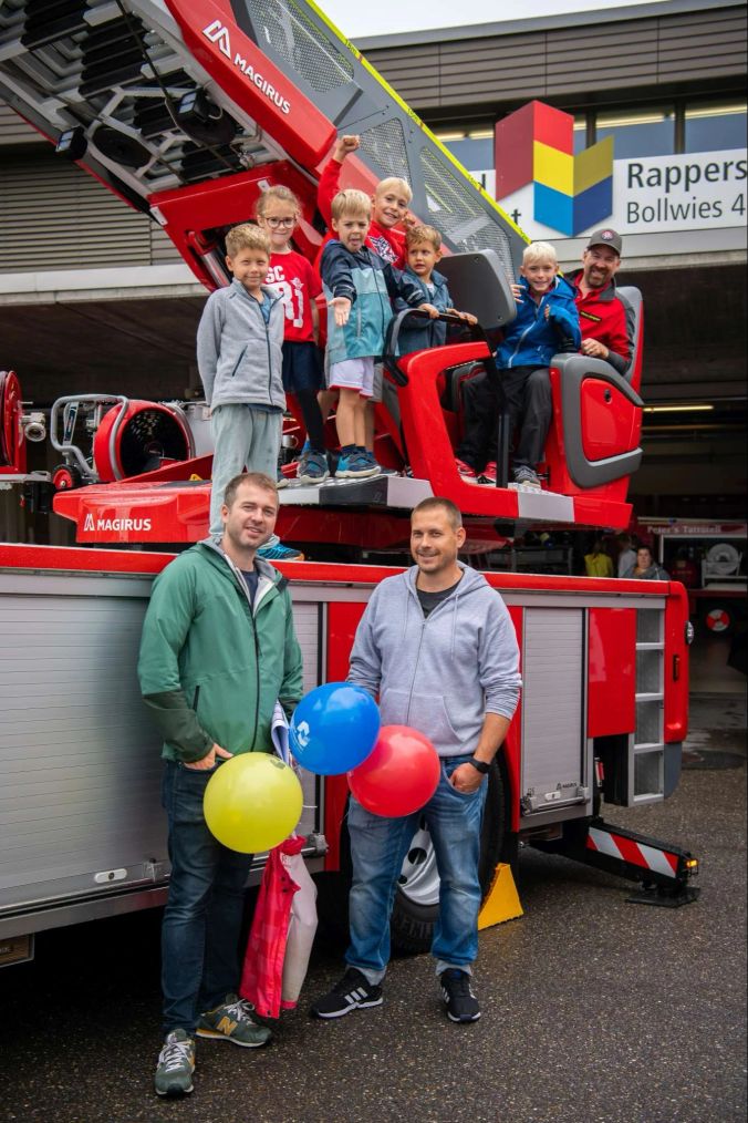 Die Familien Felder, Kurfürst und Deragisch aus Jona haben viel Spass mit den Trucks.