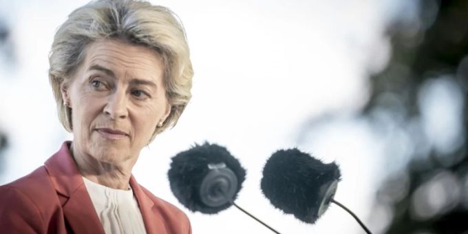 Ursula von der Leyen gibt ihr Versprechen zu E-Fuel-Ausnahmen bei einer Wiederwahl zur EU-Kommissionspräsidentin. (Archivbild) Ursula von der Leyen