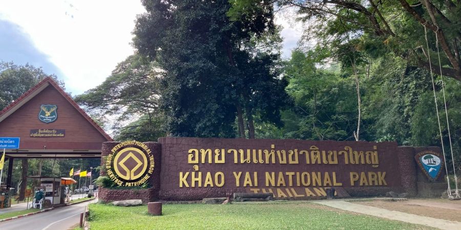 Der Eingang des bei Touristen aus aller Welt beliebten Nationalparks Khao Yai im Zentrum Thailands.