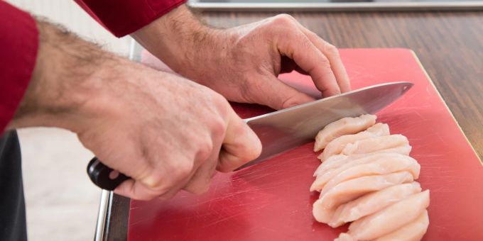 Fleisch schneidet man am besten auf einer Unterlage, die man gut reinigen kann. Fleisch schneidet man am besten auf einer Unterlage, die man gut reinigen kann.